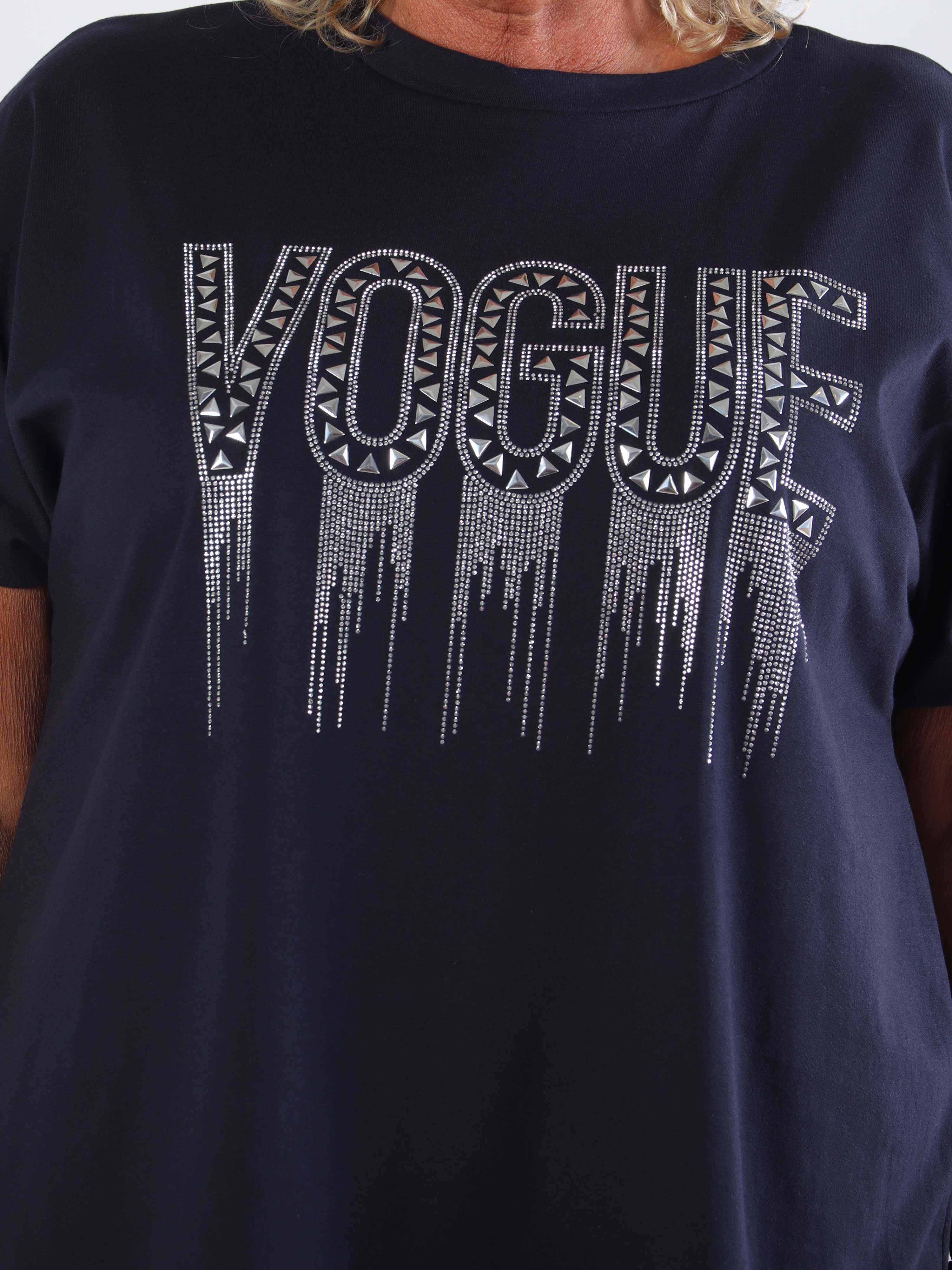Carna - Plus size t-shirt i bomuld med VOGUE på brystet med fine similisten